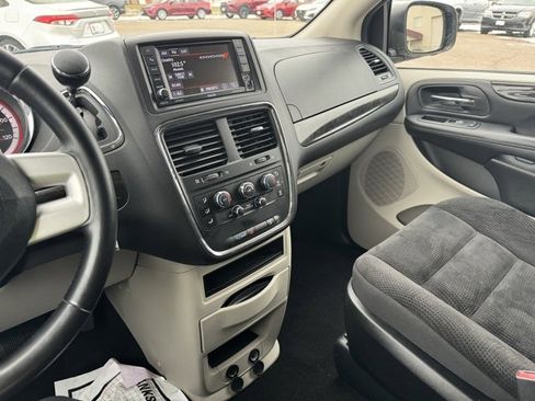 Used 2019 Dodge Grand Caravan SE w/ UConnect Hands-Free Group image 8
