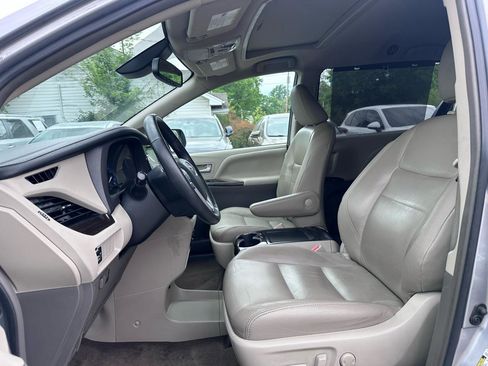 Used 2018 Toyota Sienna XLE FWD image 11
