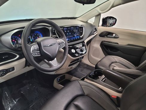 Used 2024 Chrysler Pacifica Touring-L image 22