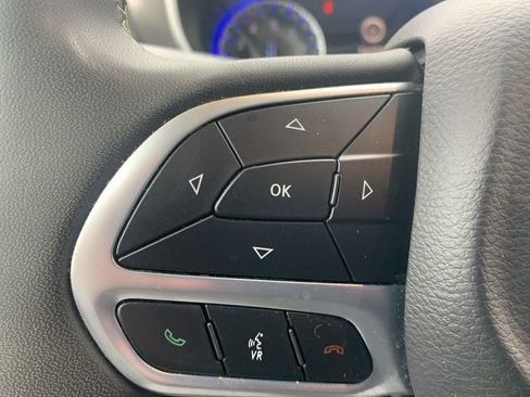 Used 2024 Chrysler Pacifica Touring-L FWD image 18