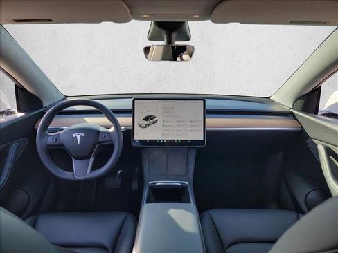 Used 2022 Tesla Model Y Long Range image 17