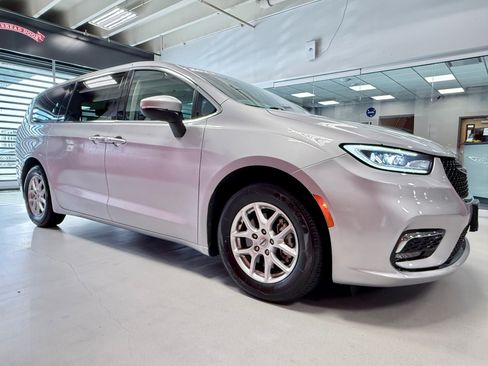 Used 2023 Chrysler Pacifica Touring-L FWD image 12