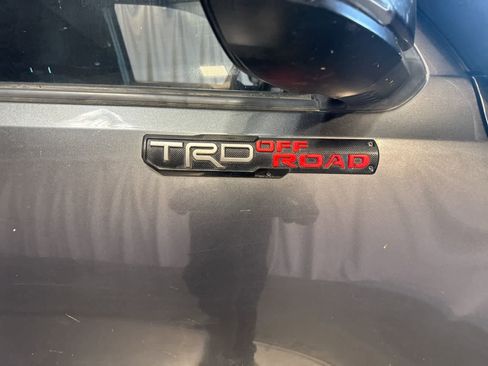 Used 2018 Toyota Tacoma TRD Off-Road w/ Technology Package image 9