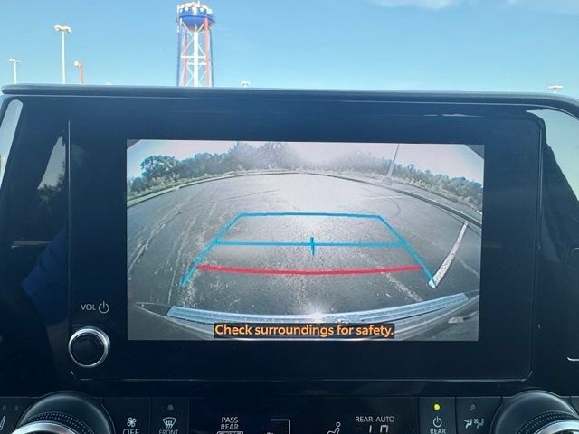 Used 2023 Toyota Highlander XLE FWD image 28