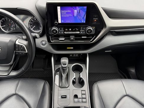 Certified 2023 Toyota Highlander XLE image 24