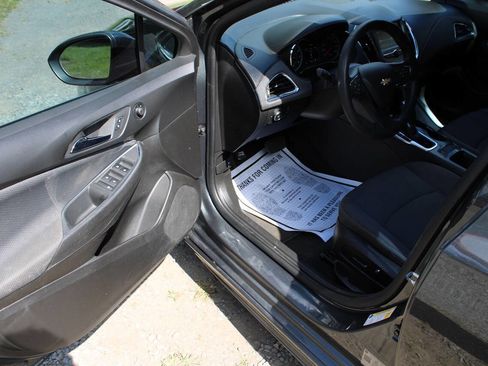 Used 2018 Chevrolet Cruze LT w/ Convenience Package image 13