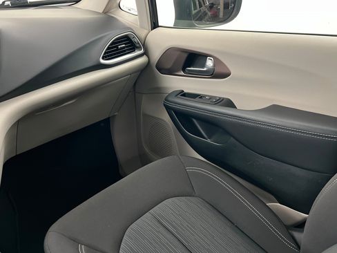 Certified 2023 Chrysler Voyager LX image 10