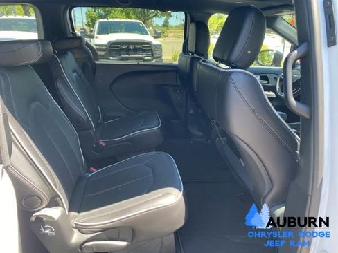 Used 2026 Chrysler Pacifica Limited FWD image 10