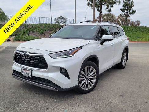 Used 2023 Toyota Highlander Platinum FWD image 1