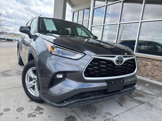 Used 2024 Toyota Highlander LE AWD/4WD image 1