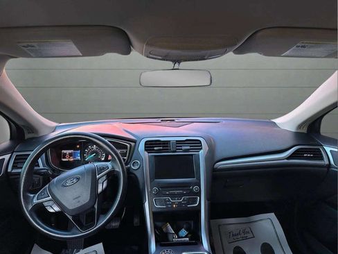 Used 2017 Ford Fusion SE w/ Fusion SE Technology Package image 25