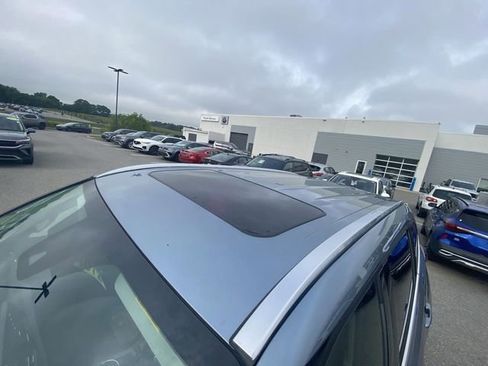 Used 2020 Toyota Highlander Limited FWD image 3