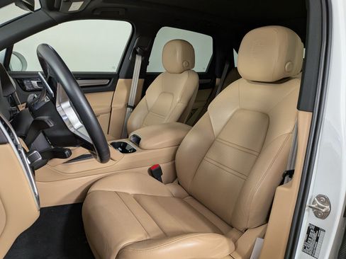Certified 2023 Porsche Cayenne AWD/4WD image 5