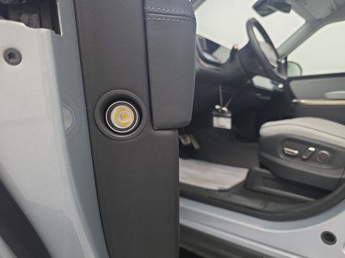 Used 2024 Rivian R1S Adventure AWD/4WD image 32