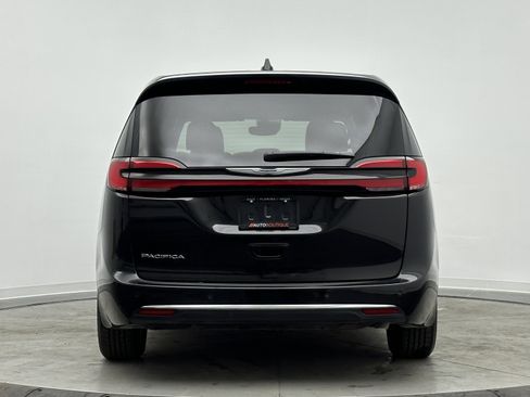 Used 2025 Chrysler Pacifica Select image 6