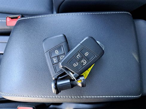 Certified 2022 Volkswagen Tiguan SE R-Line image 38