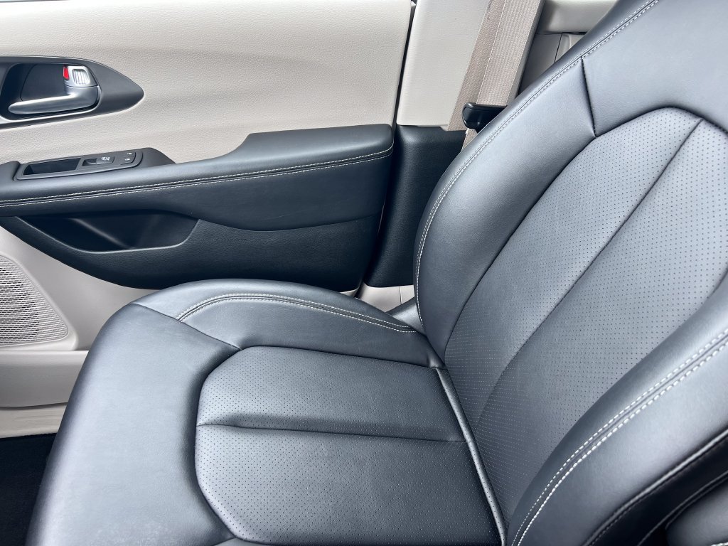 Used 2024 Chrysler Pacifica Touring-L FWD image 35