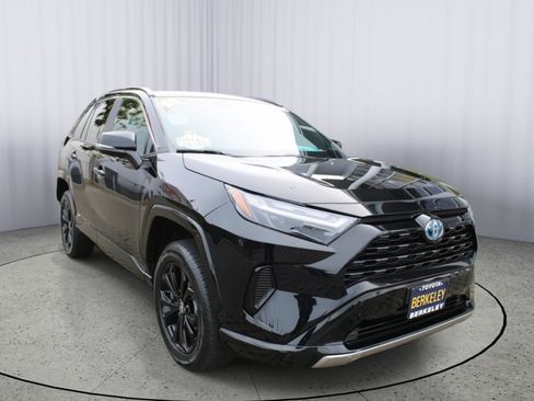 Used 2022 Toyota RAV4 SE image 1