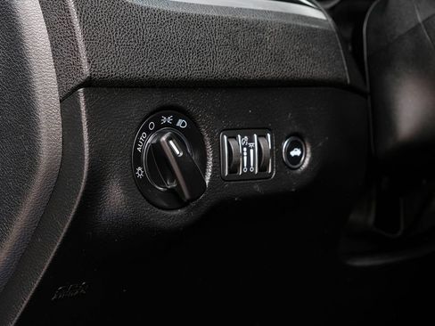 Used 2019 Chrysler 300 Touring w/ Chrome Appearance Package RWD image 26