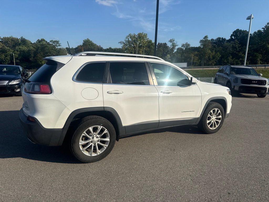 Used 2019 Jeep Cherokee Latitude w/ Cold Weather Group AWD/4WD image 3