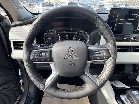New 2026 Mitsubishi Outlander SE image 17
