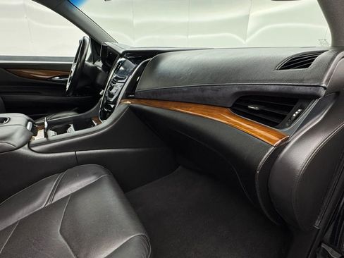 Used 2019 Cadillac Escalade Luxury AWD/4WD image 47