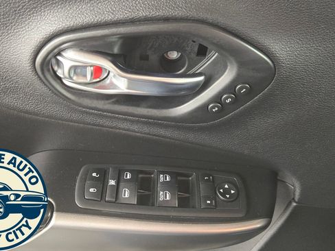 Used 2019 Jeep Cherokee Limited AWD/4WD image 22