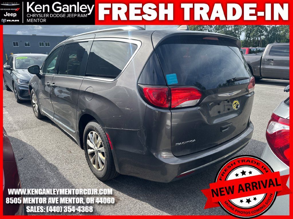 Used 2018 Chrysler Pacifica Touring-L FWD image 8