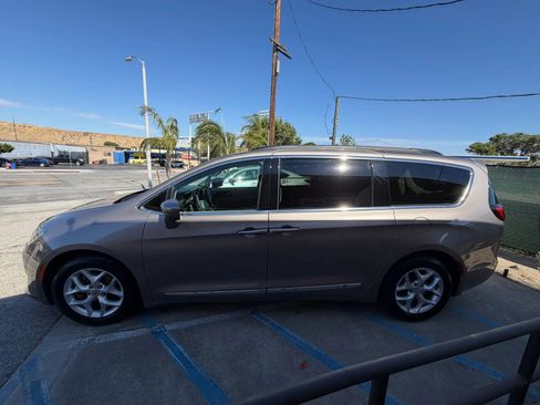 Used 2017 Chrysler Pacifica Touring-L w/ Tire & Wheel Group FWD image 6
