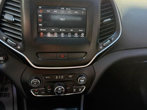 Used 2019 Jeep Cherokee Latitude Plus w/ Comfort/Convenience Group AWD/4WD image 40