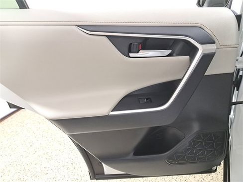 Used 2019 Toyota RAV4 Limited image 14