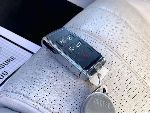 Used 2022 Land Rover Range Rover Velar R-Dynamic HSE image 14