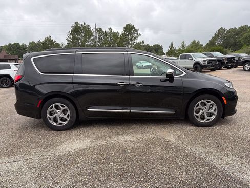 Used 2023 Chrysler Pacifica Limited FWD image 9