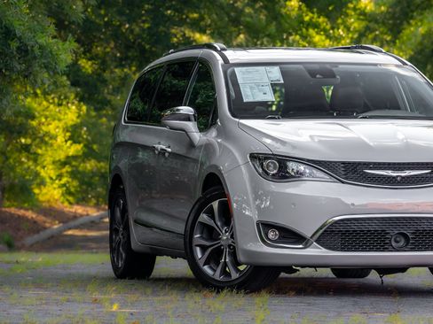Used 2017 Chrysler Pacifica Limited FWD image 26