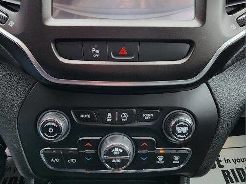 Used 2019 Jeep Cherokee Trailhawk w/ Comfort/Convenience Group image 32