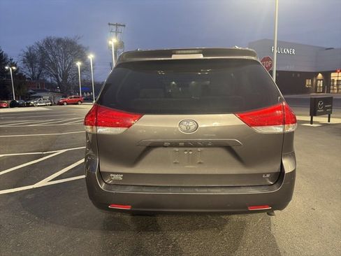 Used 2014 Toyota Sienna LE image 8