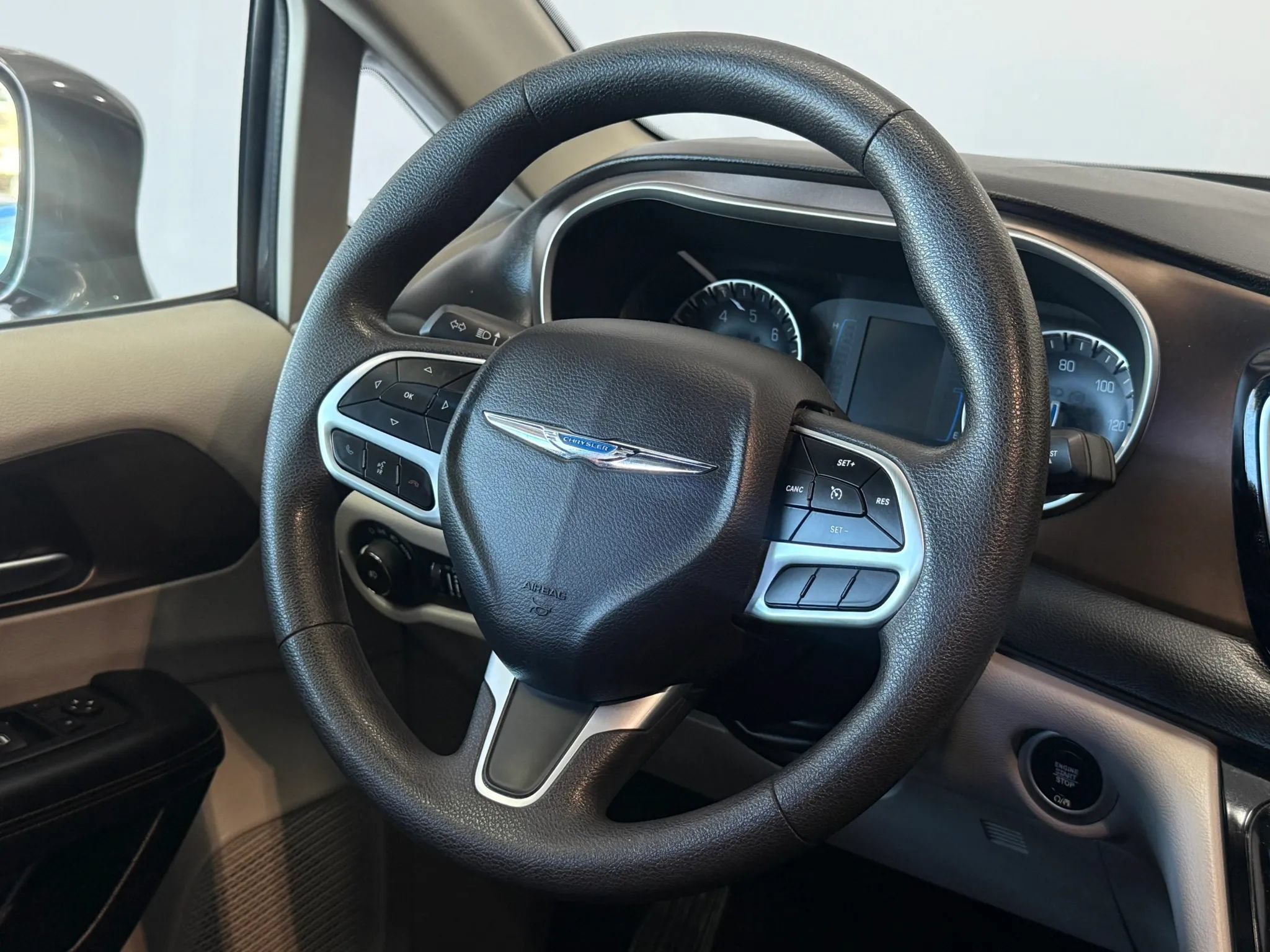 Used 2018 Chrysler Pacifica Touring Plus w/ Tire & Wheel Group FWD image 50