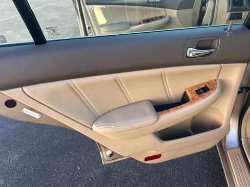 Used 2005 Honda Accord EX image 12