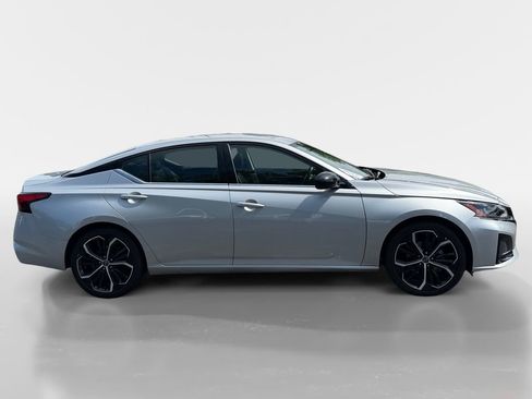 Used 2024 Nissan Altima 2.5 SR image 3