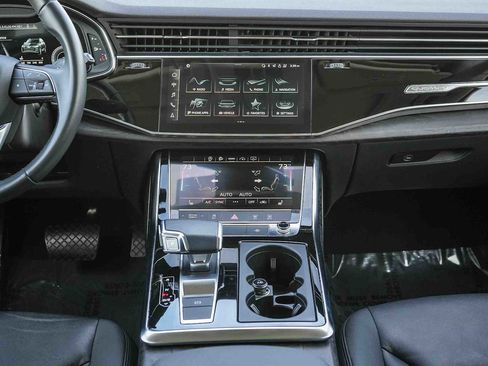 Used 2022 Audi Q7 Premium image 17