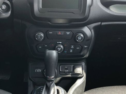 Used 2018 Jeep Renegade Latitude AWD/4WD image 18
