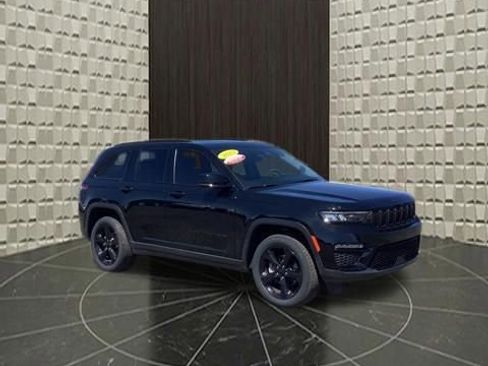 Certified 2023 Jeep Grand Cherokee Limited w/ Black Appearance Package AWD/4WD image 2
