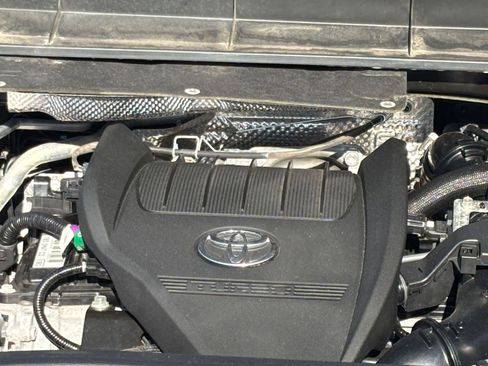 Used 2025 Toyota Highlander LE FWD image 32