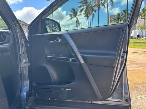 Used 2018 Toyota RAV4 SE AWD/4WD image 15