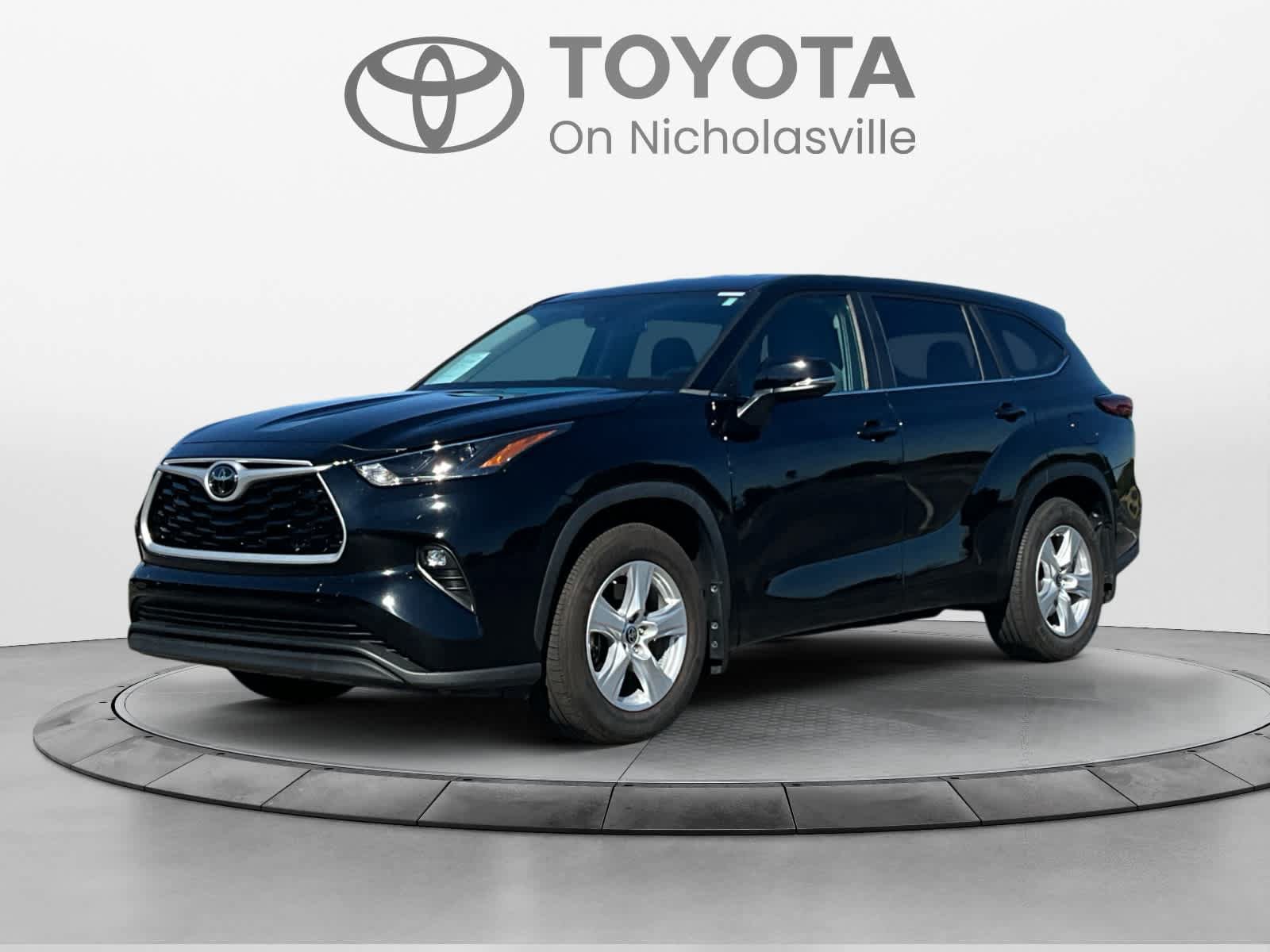 Used 2023 Toyota Highlander LE FWD image 1