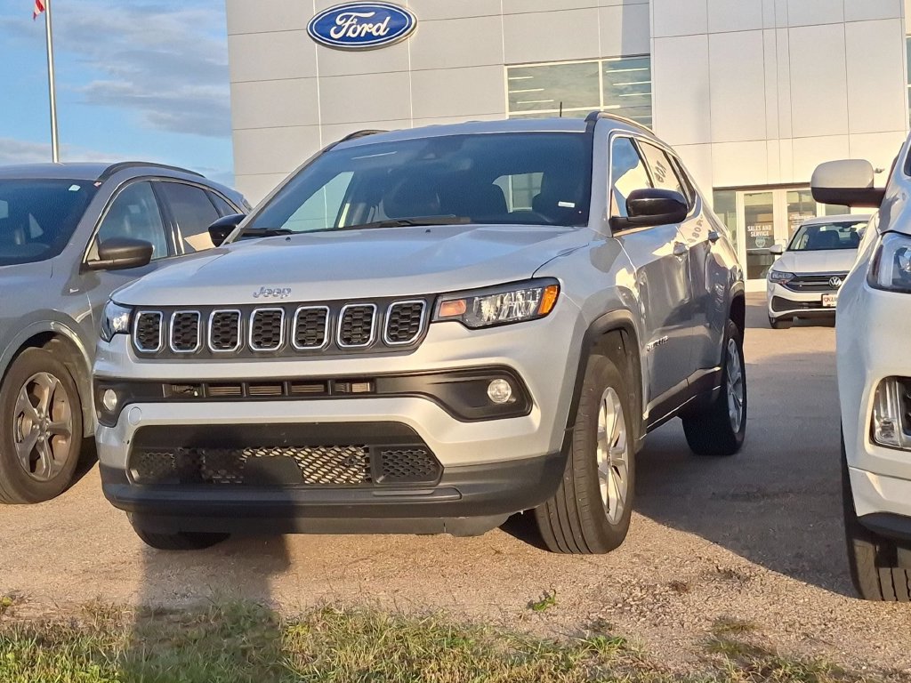 Used 2024 Jeep Compass Latitude AWD/4WD image 5
