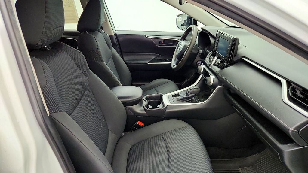 Used 2021 Toyota RAV4 LE AWD/4WD image 20