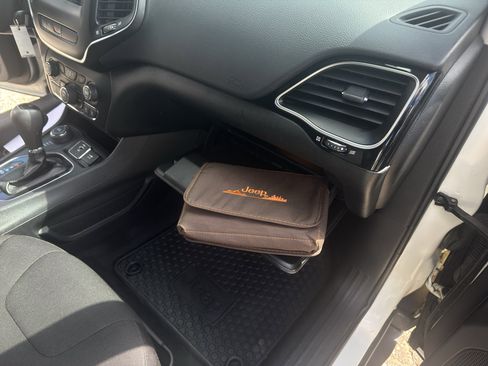 Used 2019 Jeep Cherokee Latitude w/ Cold Weather Group AWD/4WD image 32