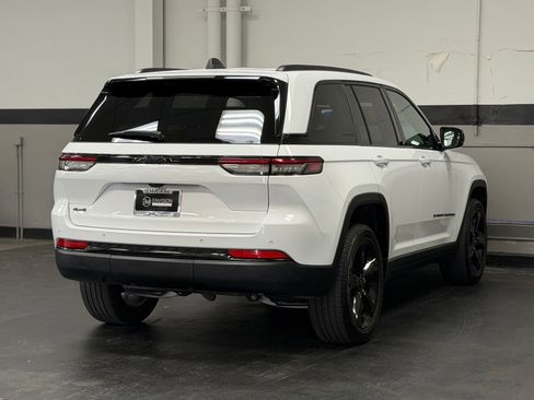 Used 2024 Jeep Grand Cherokee Altitude AWD/4WD image 10