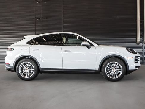 Certified 2025 Porsche Cayenne Coupe image 11